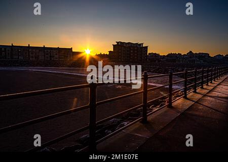 Heysham Lancashire, Royaume-Uni. 12th décembre 2022. Le soleil se lève de derrière la Promenade à Heysham crédit: PN News/Alay Live News Banque D'Images