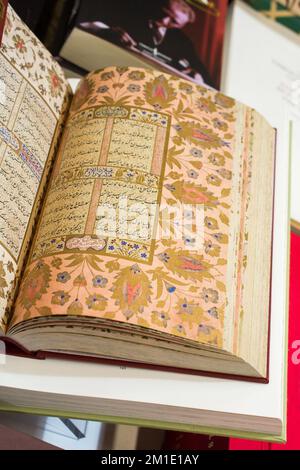 Le livre saint de l'islam coran avec pages ouvertes Banque D'Images