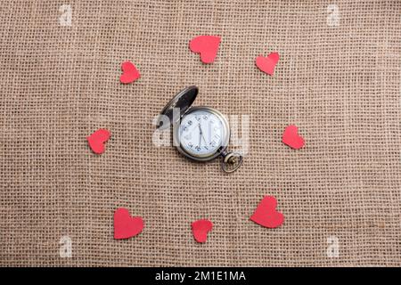 Love concept avec montre de poche et coeurs en papier sur fils Banque D'Images