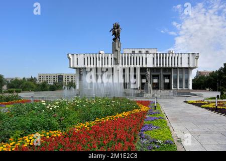 Kirghiz National Philharmonic House and Fountain, statues évocatrices du poème épique Manas, Bichkek, Kirghizistan Banque D'Images