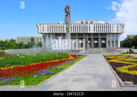 Kirghiz National Philharmonic House and Fountain, statues évocatrices du poème épique Manas, Bichkek, Kirghizistan Banque D'Images