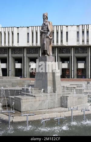 Kirghiz National Philharmonic House and Fountain, statues évocatrices du poème épique Manas, Bichkek, Kirghizistan Banque D'Images