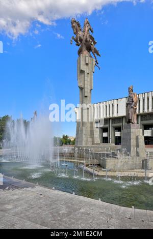 Kirghiz National Philharmonic House and Fountain, statues évocatrices du poème épique Manas, Bichkek, Kirghizistan Banque D'Images