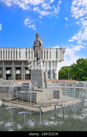 Kirghiz National Philharmonic House and Fountain, statues évocatrices du poème épique Manas, Bichkek, Kirghizistan Banque D'Images