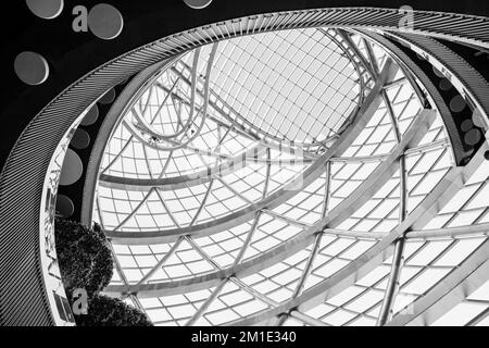 Astana, Kazakhstan - 10.22.2022 : coupole de verre de la sphère Nur-Alem dans le parc des expositions EXPO 2017. Intérieur futuriste. Toit en verre avec panneaux solaires et l Banque D'Images