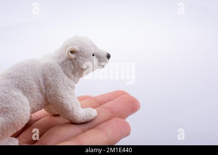Main tenant un modèle de l'ours polaire Banque D'Images