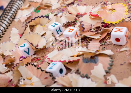 Lettre de l'alphabet coloré cubes dans la corbeille au crayon Banque D'Images
