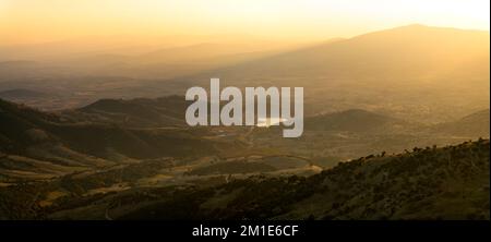 Vue sur le paysage du centre de la Grèce depuis le massif de l'Olympe au coucher du soleil Banque D'Images