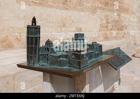 Reproduction miniature en bronze de la cathédrale de Valence et de la tour Micalet. Banque D'Images