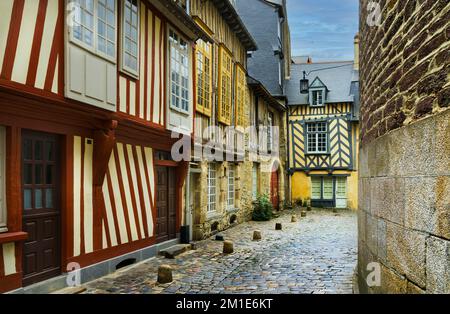 Rue médiévale avec maisons à colombages typiques de la ville française de Rennes. Banque D'Images