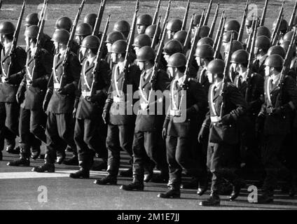 Le défilé de campagne, une exposition d'armes par toutes les unités de la Bundeswehr et de l'OTAN le 22 mars 1972 à Wunstorf, Basse-Saxe, Allemagne, Europe Banque D'Images