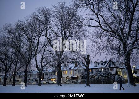 Propriétés résidentielles après de basses températures et des chutes de neige de nuit sur les maisons du sud de Londres sur Ruskin Park en SE24, le 12th décembre 2022, à Londres, Angleterre. Banque D'Images