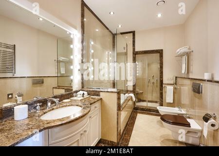Salle de bain luxueuse avec finitions en marbre. Décoration classique et élégante. Nodody Banque D'Images