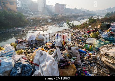 Les déchets déversés en rivière Bhagmati reçoit au milieu de la ville Banque D'Images