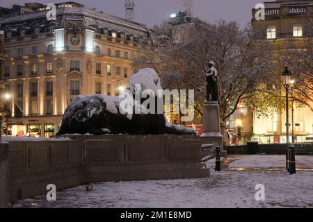 Trafalgar Square, Londres, Royaume-Uni. 12th décembre 2022. Météo au Royaume-Uni : neige dans le centre de Londres. Crédit : Matthew Chattle/Alay Live News Banque D'Images