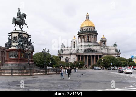 Les gens se promènent sur la place près de la cathédrale Saint Isaac, un monument à Saint-Pétersbourg, en Russie. Banque D'Images