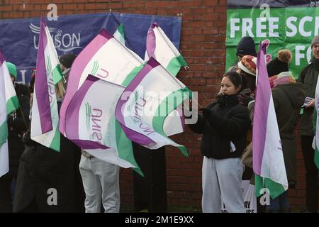 Les membres de l'Unison font une grève de 24 heures à l'extérieur de l'hôpital Royal Victoria de Belfast, en Irlande du Nord. Lundi 12 décembre 2022. Banque D'Images