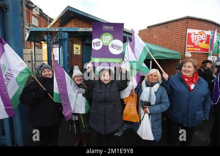 Les membres de l'Unison font une grève de 24 heures à l'extérieur de l'hôpital Royal Victoria de Belfast, en Irlande du Nord. Lundi 12 décembre 2022. Banque D'Images