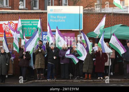 Les membres de l'Unison font une grève de 24 heures à l'extérieur de l'hôpital Royal Victoria de Belfast, en Irlande du Nord. Lundi 12 décembre 2022. Banque D'Images