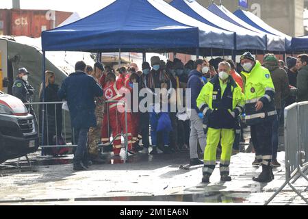 Salerno, Italie. 11th décembre 2022. Salerne, Italie - 11 décembre 2022 : le port commercial de Salerne a atteint le navire Geo Barents, l'ONG médecins sans frontières, avec 248 personnes à bord des enfants, des femmes et des adultes. Les migrants secourus en Méditerranée sont arrivés après plus d'une journée de navigation. (Photo de Pasquale Senatore/Pacific Press) crédit: Pacific Press Media production Corp./Alay Live News Banque D'Images