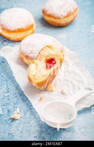 Beignets allemands - berliner rempli de confiture de fraise et de sucre glace Banque D'Images