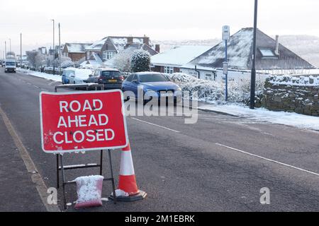 La route a fermé le panneau à Stannington, couvert de neige, après l'explosion d'une conduite d'eau du Yorkshire qui a inondé un homme à gaz qui a coupé 2000 maisons de gaz pendant des conditions de gel Banque D'Images