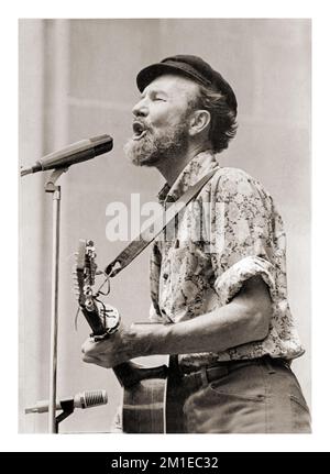 PETE SEEGER, chanteuse folklorique, se produit au Bandshell à Central Park vers 1974 Banque D'Images