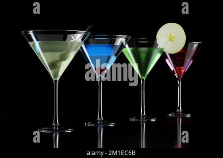 Ensemble de différents cocktails en verre martini Banque D'Images