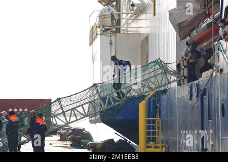 Salerno, Salerno, Italie. 11th décembre 2022. Salerne, Italie - 11 décembre 2022 : le port commercial de Salerne a atteint le navire Geo Barents, l'ONG médecins sans frontières, avec 248 personnes à bord des enfants, des femmes et des adultes. Les migrants secourus en Méditerranée sont arrivés après plus d'une journée de navigation. (Credit image: © Pasquale Senatore/Pacific Press via ZUMA Press Wire) Banque D'Images