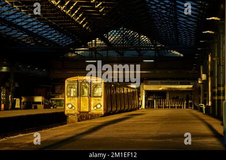 Gare de Southport terminus avec le soleil du matin British Rail classe 507 électrique multi-unités (EMU) train de voyageurs Banque D'Images