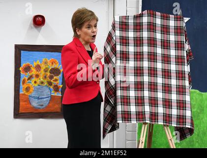 La première ministre d'Écosse, Nicola Sturgeon, dévoile sa carte de Noël 2022 lors de sa visite à l'école primaire Sunnyside de Glasgow, où les enfants de l'école ont participé à un concours pour créer la conception. Date de la photo: Lundi 12 décembre 2022. Banque D'Images