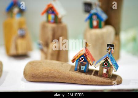 Marché stalle des cabanes de plage sur une pierre Banque D'Images