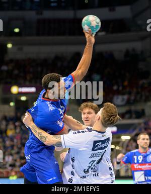 De gauche à droite Djibril m'BENGUE (BHC), Emil Manfeldt JAKOBSEN (FL), action, duels, handball 1st Bundesliga, 16th match day, Bergischer HC (BHC) - SG Flensburg-Handewitt (FL), on 11 décembre 2022 à Düsseldorf/Allemagne. Banque D'Images