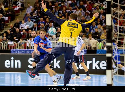 De gauche à droite Frederik LADEFOGED (BHC), goalwart Benjamin BURIC (FL), projection de but, parade, action, handball 1st Bundesliga, 16th jumelage, Bergischer HC (BHC) - SG Flensburg-Handewitt (FL), on 11 décembre 2022 à Düsseldorf/Allemagne. Banque D'Images