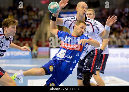 De gauche à droite Goran JOHANNESSEN (FL), Tomas BABAK (BHC), Simon HALD (FL), action, handball 1st Bundesliga, 16th jumelage, Bergischer HC (BHC) - SG Flensburg-Handewitt (FL), on 11 décembre 2022 à Düsseldorf/Allemagne. Banque D'Images