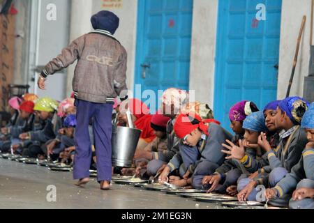 NEW DELHI, INDE - les pèlerins mangent des repas gratuits dans le temple d'or Gurudwara Bangla Sahib à Delhi Banque D'Images