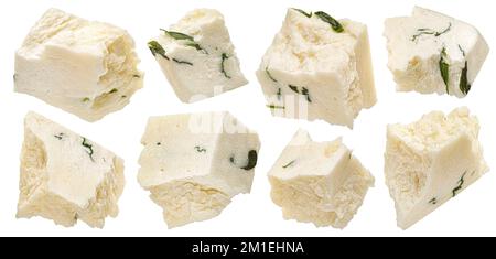 Cubes de feta en tranches, morceaux de fromage caillé en dés isolés sur fond blanc Banque D'Images