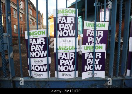 Les membres de l'Unison font une grève de 24 heures à l'extérieur de l'hôpital Royal Victoria de Belfast, en Irlande du Nord. Lundi 12 décembre 2022. Banque D'Images