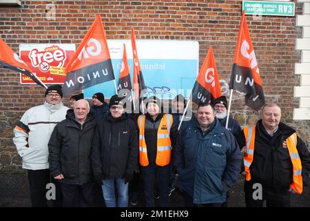 Les membres du syndicat GMB entreprennent une grève de 24 heures à l'extérieur de l'hôpital de Belfast City, en Irlande du Nord. Lundi 12 décembre 2022. Banque D'Images