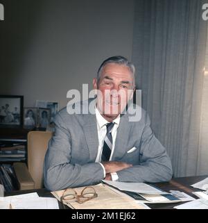 RANDOLPH SCOTT portrait en couleur candide dans son bureau vers 1972 Banque D'Images