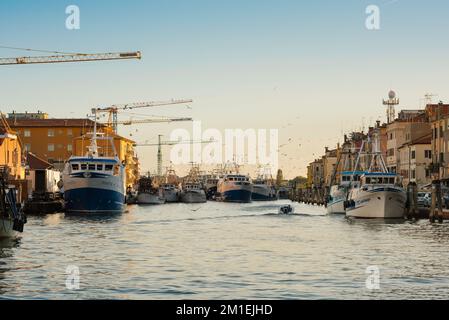 Port de pêche Italie, vue en été des bateaux de pêche amarrés dans le canal San Domenico dans le port de Chioggia, Comune de Venise, Vénétie, Italie Banque D'Images