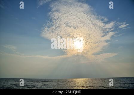 Soleil derrière les nuages, plage de Bhagal, Valsad, Gujarat, Inde, Asie Banque D'Images