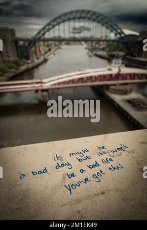 Message graffitti pour les victimes potentielles de suicide sur Bridge à Newcastle Banque D'Images