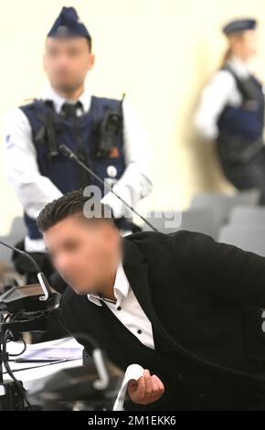 Bruxelles, Belgique. 12th décembre 2022. Accusé Smail Farisi (devant) photographié lors d'une séance au procès des attentats de 22 mars 2016, au tribunal d'assises de Bruxelles-capitale, le lundi 12 décembre 2022, sur le site de Justitia à Haren, Bruxelles. Sur 22 mars 2016, 32 personnes ont été tuées et 324 ont été blessées lors d'attentats suicide à l'aéroport national de Zaventem et à la station de métro Maalbeek/Maelbeek, qui ont été revendiqués par l'ISIL. BELGA PHOTO POOL DIDIER LEBRUN crédit: Belga News Agency/Alay Live News Banque D'Images