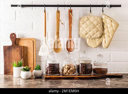 Belle cuisine avec divers pots en verre pour les produits en vrac, planches à découper, cactus d'intérieur dans des pots. décoration moderne dans la cuisine Banque D'Images