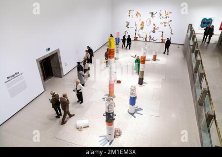 Visiteurs à l'exposition Strange Clay: Ceramics in Contemporary Art 2022, Hayward Gallery, Londres, Royaume-Uni Banque D'Images