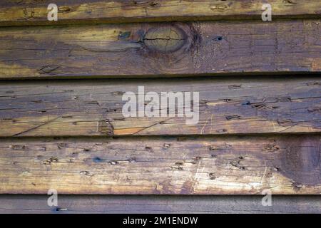 Image en forme de coor de panneaux de bois à l'horizontale altérés dans le mur d'un bâtiment en bois Banque D'Images