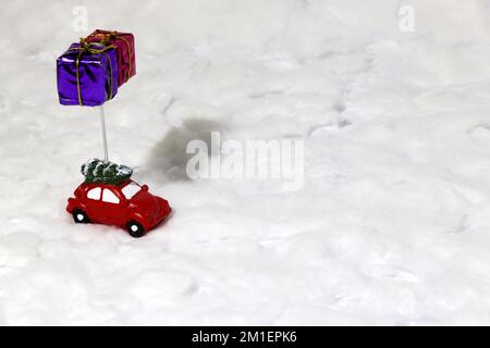 voiture avec cadeaux dans la neige, concept de vacances minimum créatif Banque D'Images