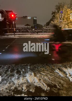 Cycliste de banlieue flou sur Kingsland Road, East London avec de la neige sur la chaussée Banque D'Images