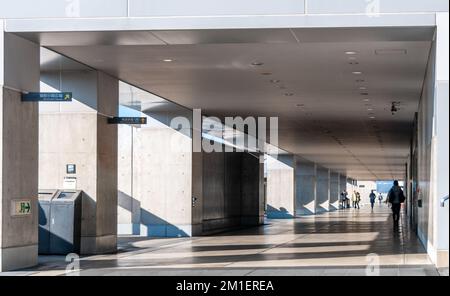 Kyoto, Japon - 29 décembre 2019. Vue intérieure de la gare centrale de Kyoto. Cette gare est réputée pour son architecture moderne. Banque D'Images